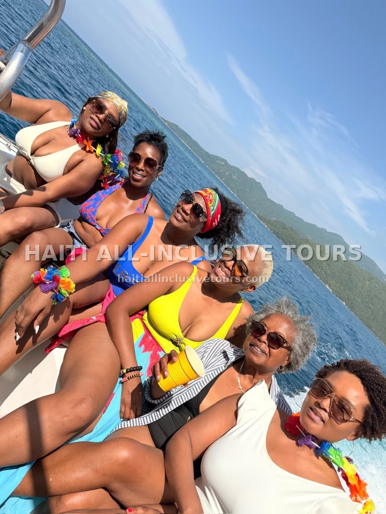 Group of guests posing together on the catamaran off the Cap-Haïtien coast